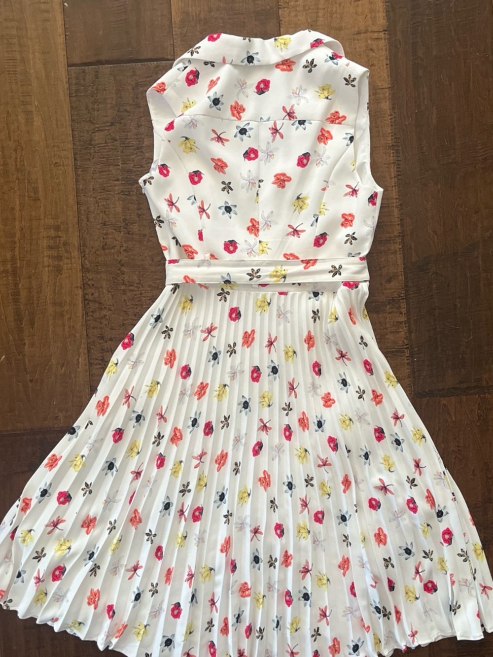 T Tahari floral sleeveless midi pleated floral shirt dress. Sz. 8 - Picture 4 of 6